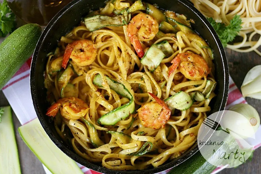 spaghetti z cukinią i krewetkami
