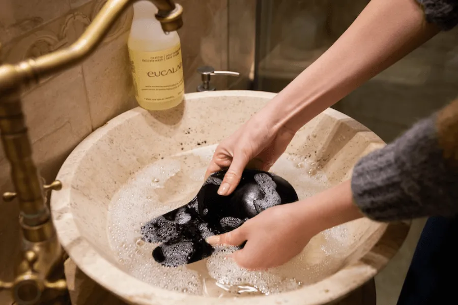 czyszczenie biustonosza samoprzylepnego krok po kroku