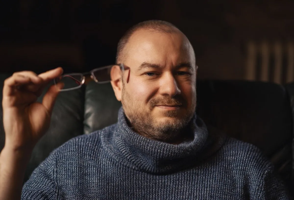 Zamyślony mężczyzna patrzący w dal