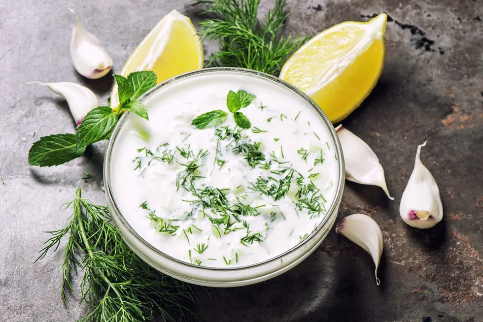 warianty sosu czosnkowego, sos czosnkowy fit, sos wegański