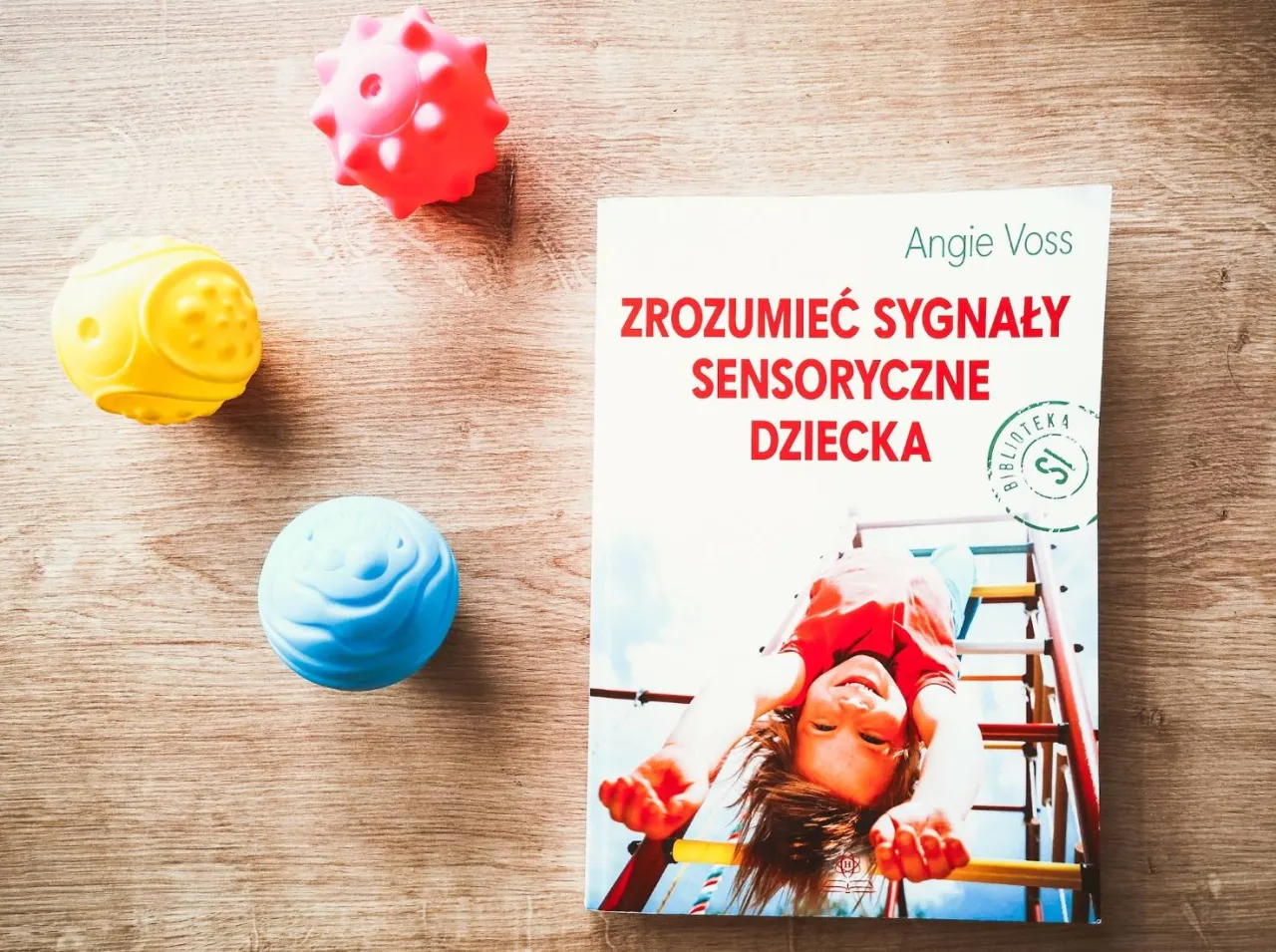 dziecko bawi się klockami w skupieniu