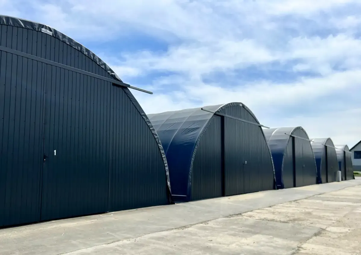 Hala namiotowa z fundamentami a tymczasowa konstrukcja - porównanie