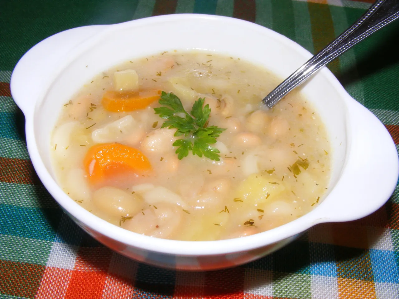 kremowa zupa fasolowa ze śmietaną