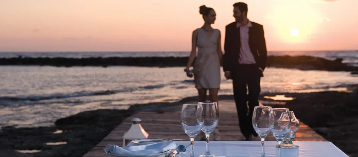 romantyczna kolacja w porcie Pafos o zachodzie słońca