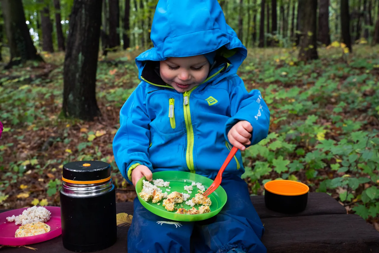 turysta je w górach z widokiem