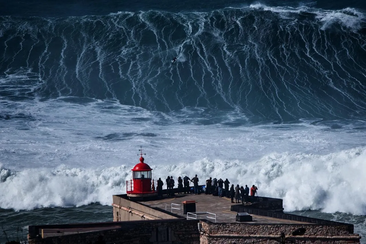 Surfing Portugalia Nazar&eacute; fale