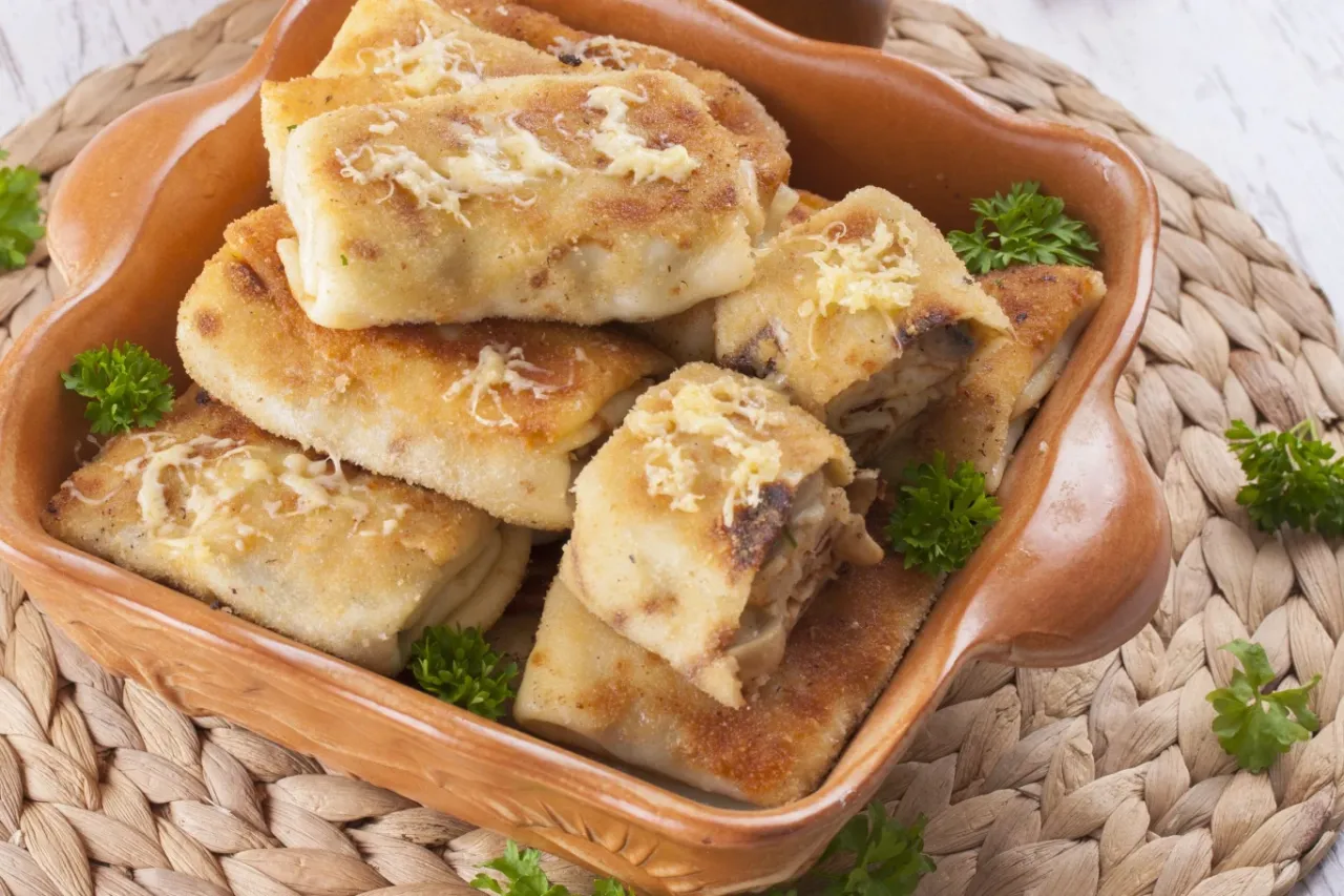 mrożenie krokiet&oacute;w na tacce przed pakowaniem