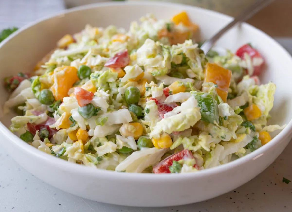 Kolorowa surówka z kapusty pekińskiej, kukurydzy, groszku i papryki. Idealna na lato, prosta do zrobienia.