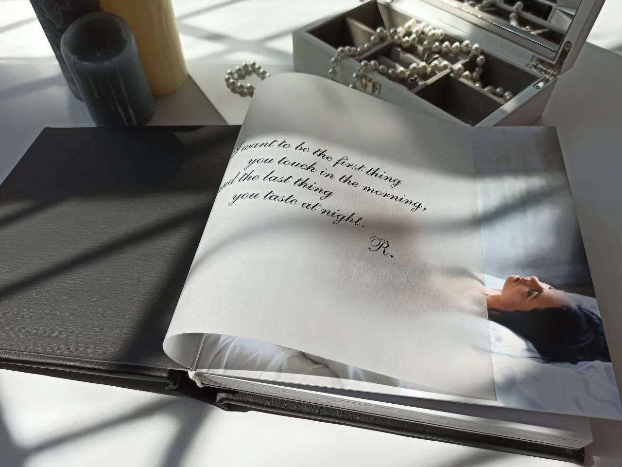 Para młoda przeglądająca album ze zdjęciami ślubnymi, z uśmiechem, wspomnienia