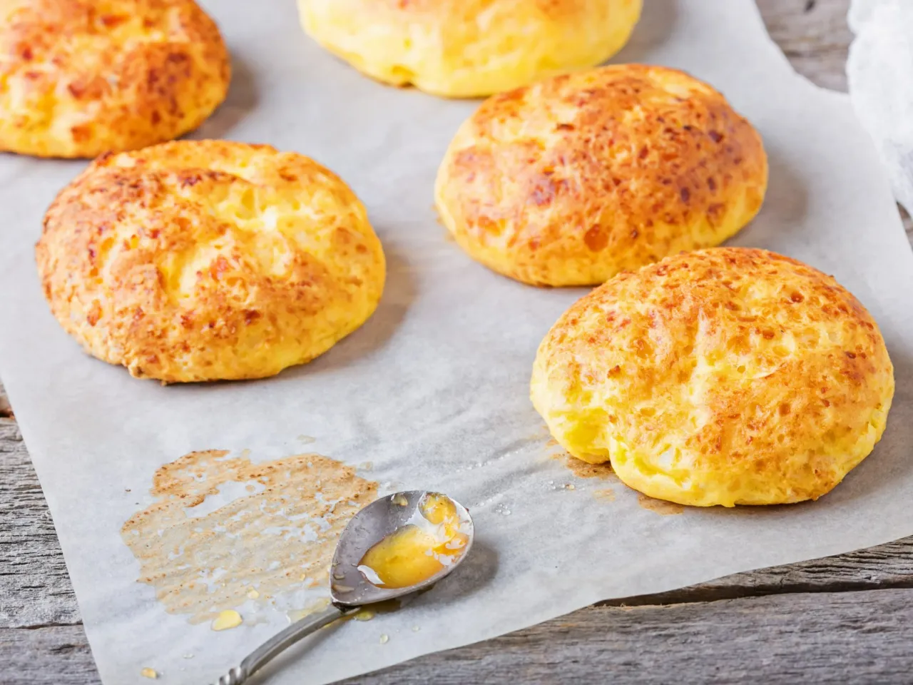 Złociste bułeczki z twarogu, idealne na śniadanie. Pytasz co zrobić z twarogu? Oto pyszna odpowiedź!