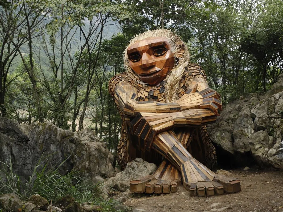 Rzeźba z metalowego złomu