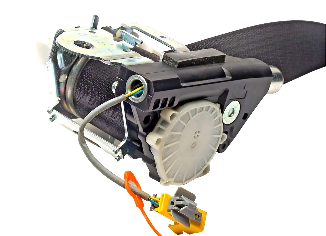 Napinacz pasa bezpieczeństwa z mechanizmem i złączem elektrycznym. Dowiedz się, jak naprawić napinacz pasa bezpieczeństwa, by zapewnić sobie bezpieczeństwo.