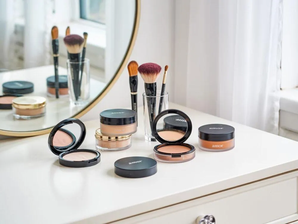 Rodzaje pudrów do twarzy sypki prasowany mineralny ryżowy bambusowy