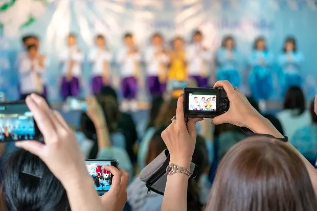 rodzice z dzieckiem kupujący bilety online na smartfonie