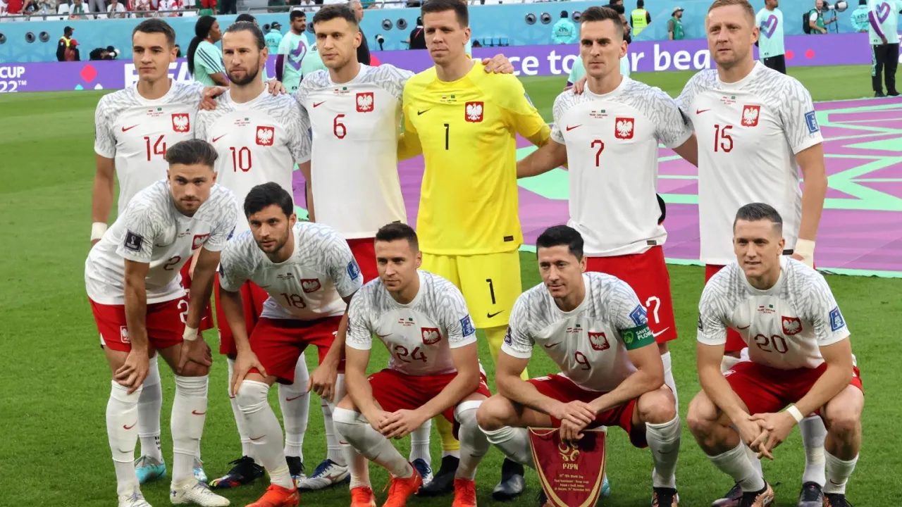 Piłkarze reprezentacji Polski w białych strojach, gotowi do gry. Zastanawiasz się, ile zarabia piłkarz w reprezentacji?