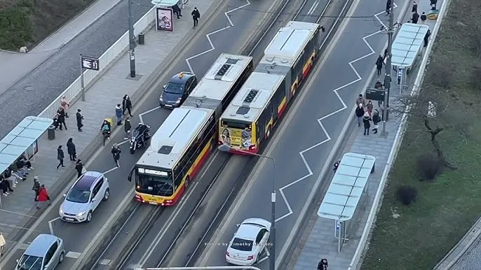 cyfrobus na rynku miasta