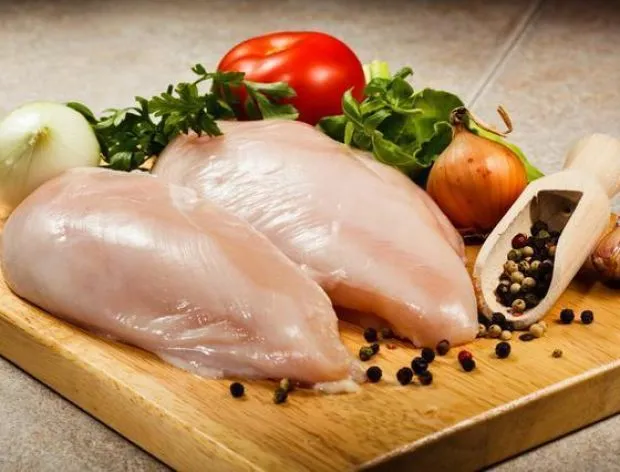 R&oacute;żne części kurczaka do pieczenia