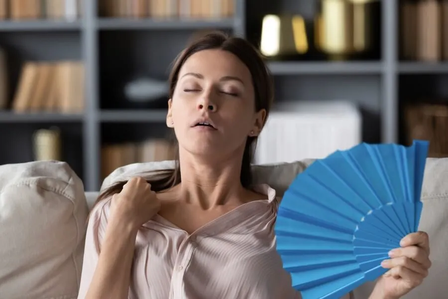 kobieta odczuwająca uderzenia gorąca