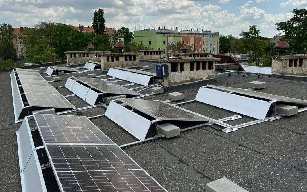 Panele fotowoltaiczne na dachu z inwerterem