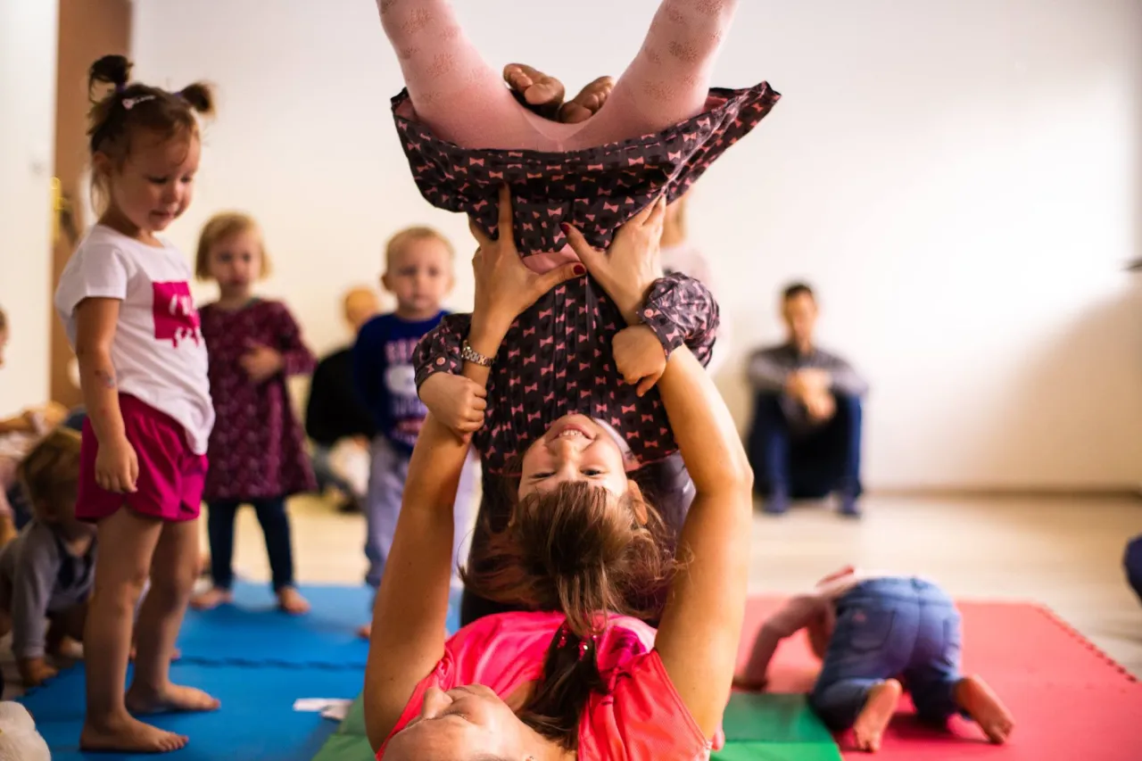 rodzic wybiera szkołę akrobatyki dla dziecka