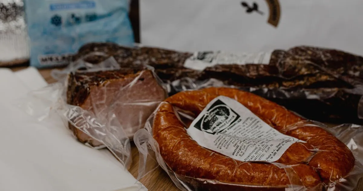 Próżniowo zapakowane wędliny w bagażu podręcznym