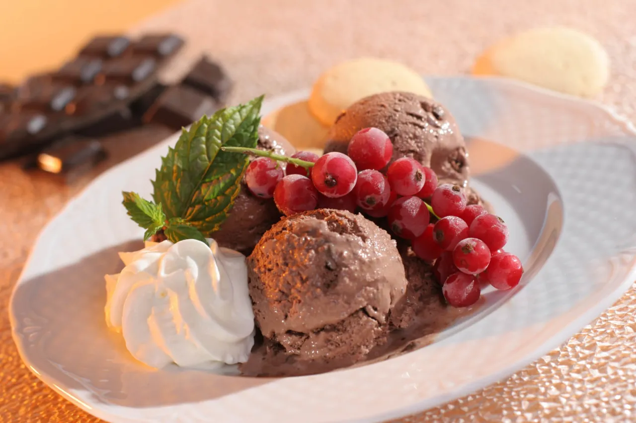 lody czekoladowe z dodatkami