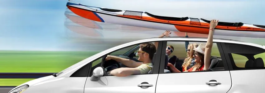 kajak dmuchany spakowany i kajak sztywny na dachu samochodu
