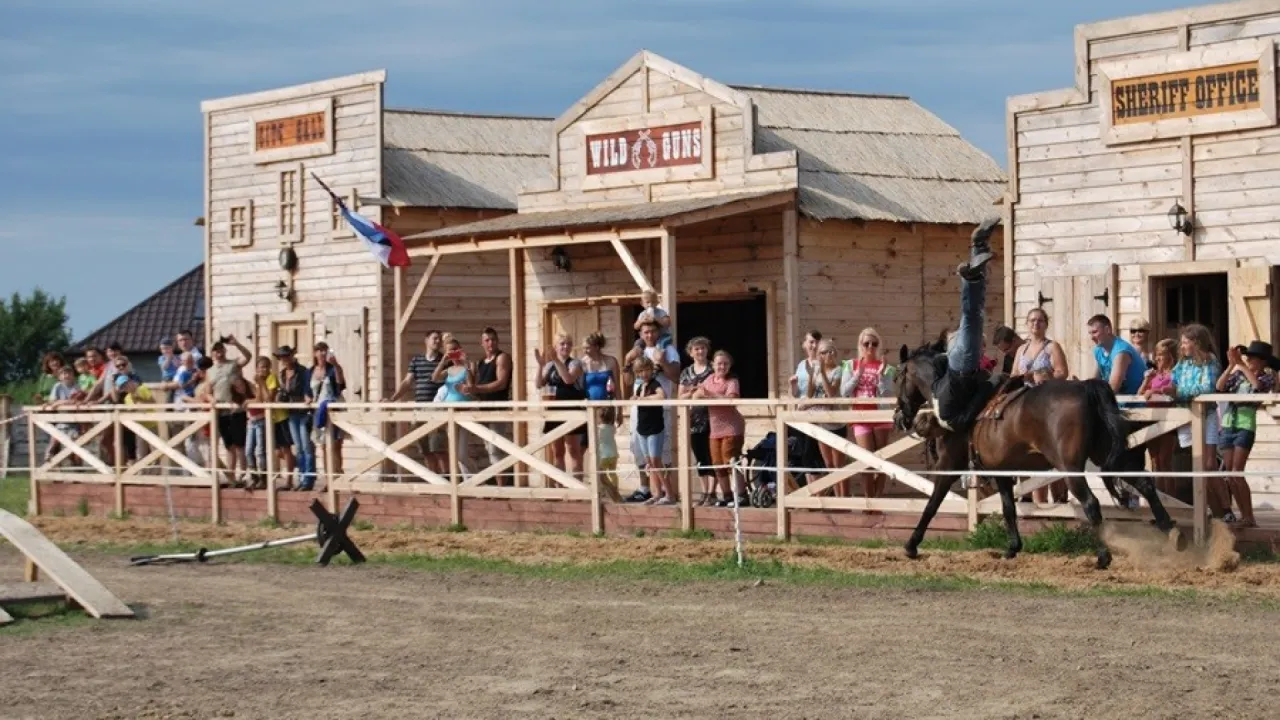 rodzina bawiąca się w parku rozrywki Western Park Ustronie Morskie