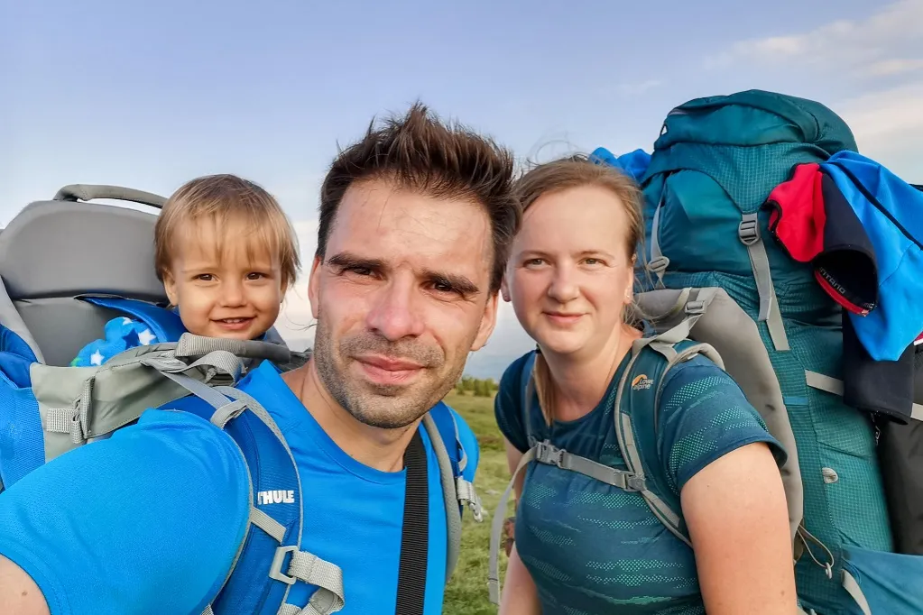 rodzina z dwulatkiem na łatwym szlaku górskim