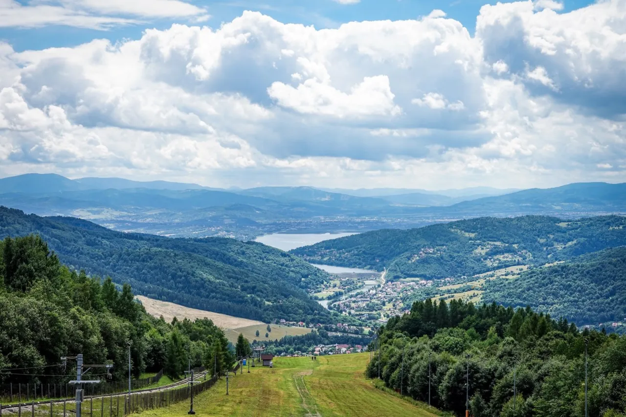Widok na Jezioro Żywieckie i okoliczne g&oacute;ry. Idealne miejsce, by odkryć, co zwiedzić w Żywcu i jego pięknej okolicy.