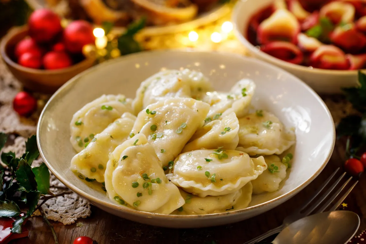 Pyszne, gorące pierogi z zieloną posypką, idealne na Wigilię. Dowiedz się, jak gotować pierogi, by były tak apetyczne!