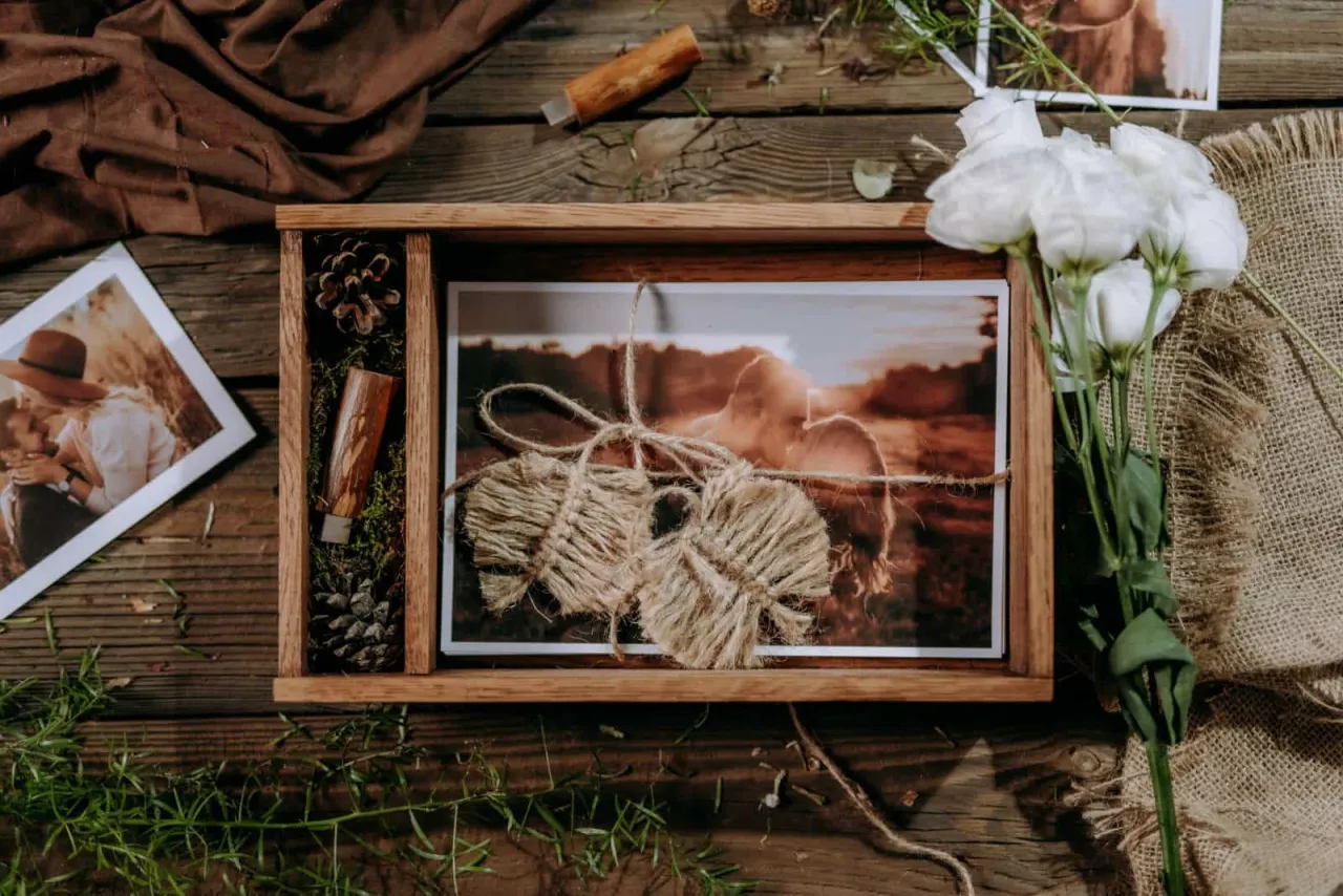 Przykładowe produkty końcowe fotografa i kamerzysty ślubnego: album, pendrive, teledysk