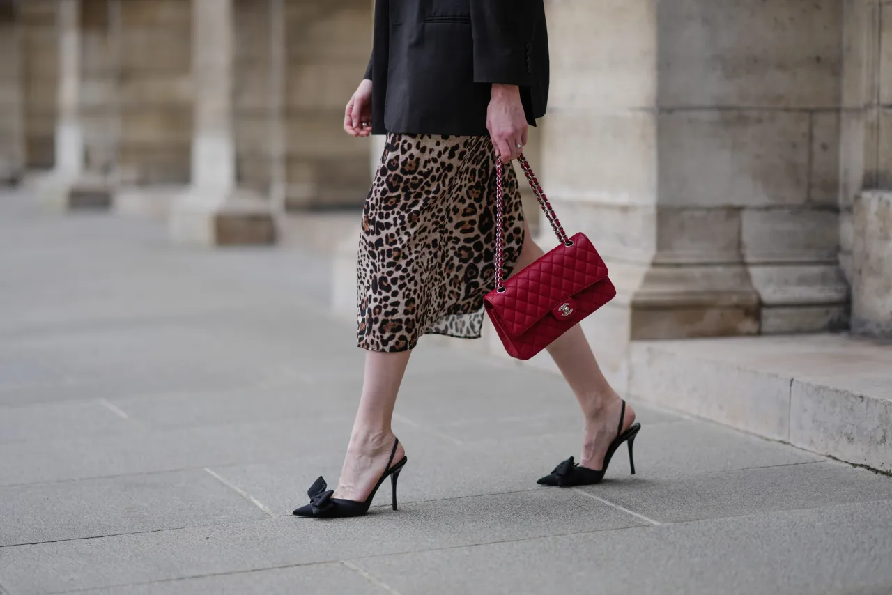 sukienka w panterkę i sneakersy stylizacja