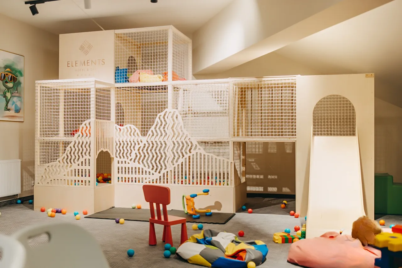 sala zabaw dla dzieci w hotelu, małpi gaj