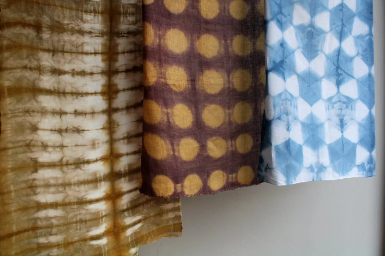 technika farbowania tie-dye, bluzki z wzorami shibori