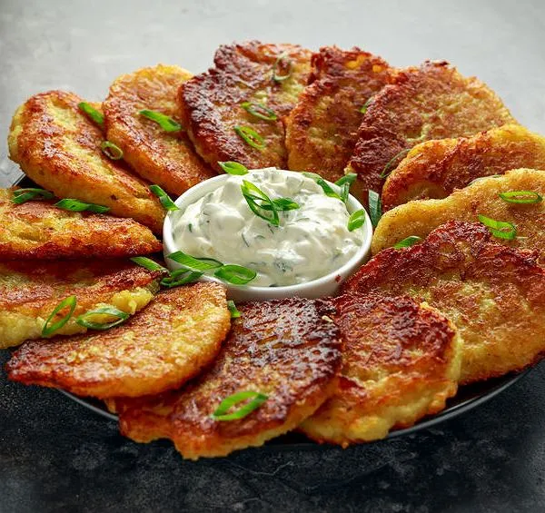 Placki ziemniaczane z różnymi dodatkami