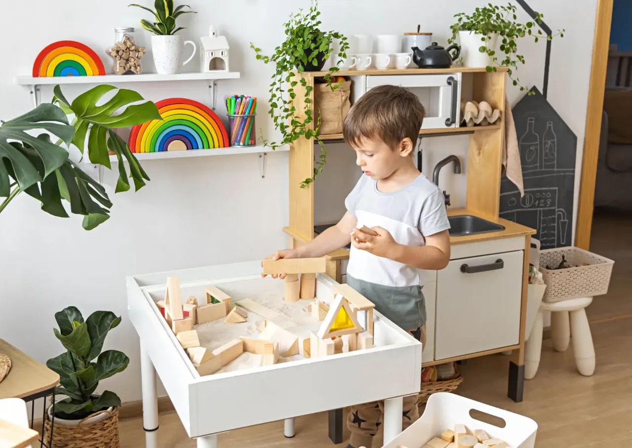 pok&oacute;j sensoryczny dla dziecka, stonowane kolory, łagodne oświetlenie