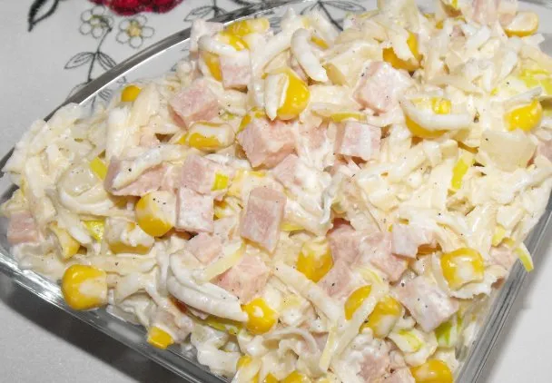 sałatka z selera konserwowego z ananasem i szynką