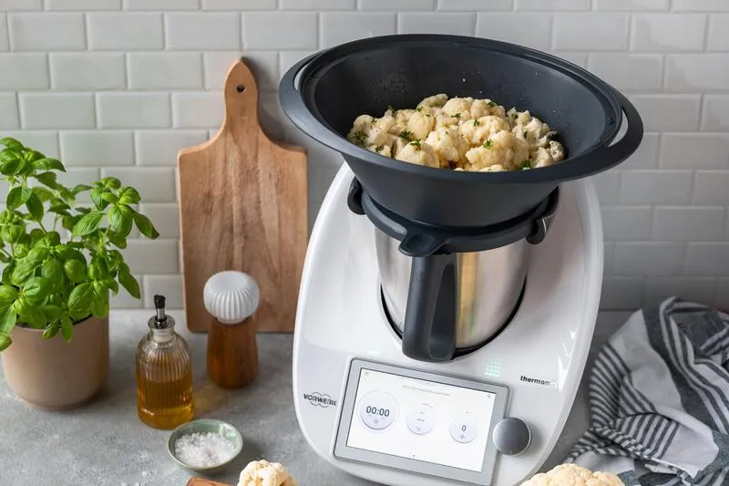 Thermomix TM31 in einer modernen Küche mit frischem Gemüse