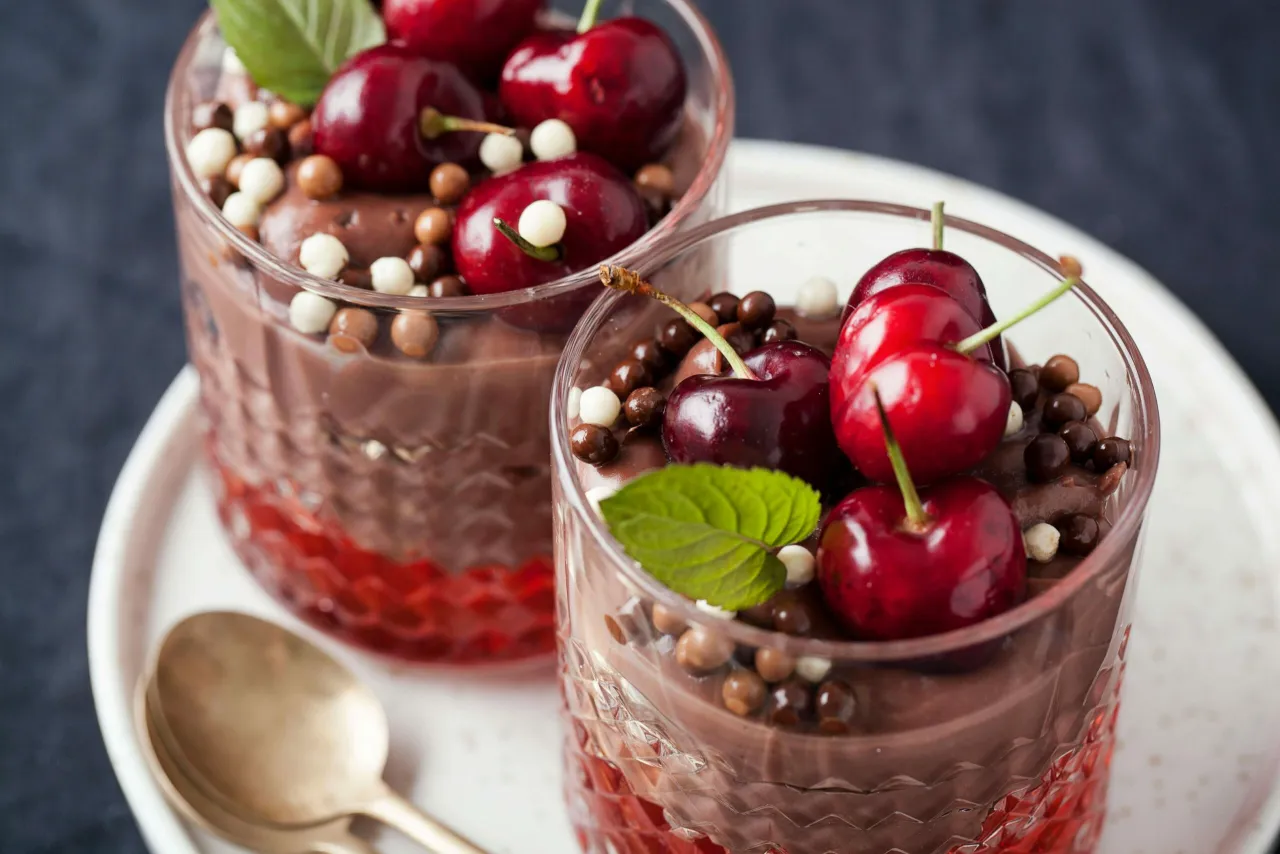 desery z mrożonymi czereśniami