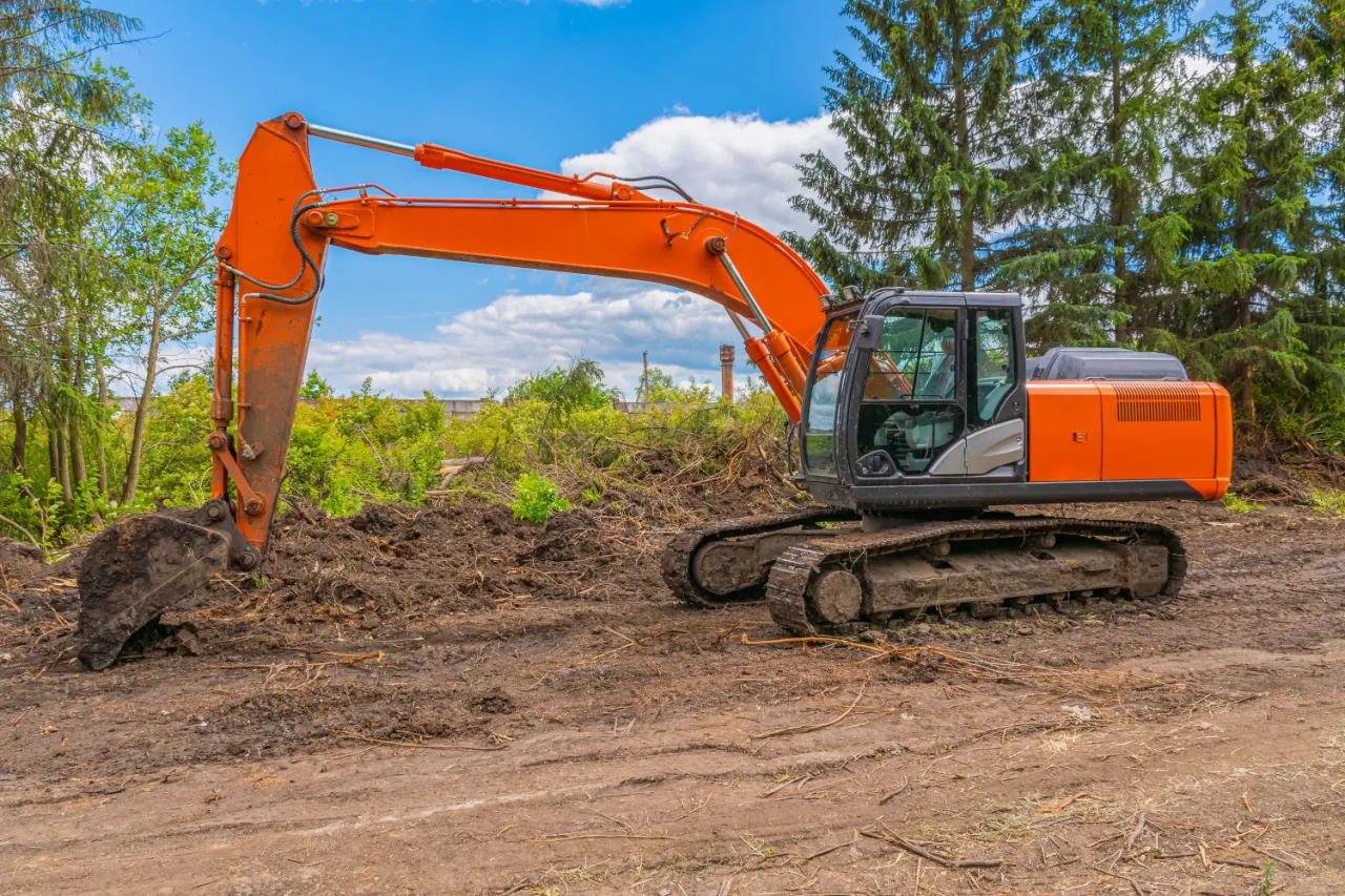 koparka gąsienicowa na budowie