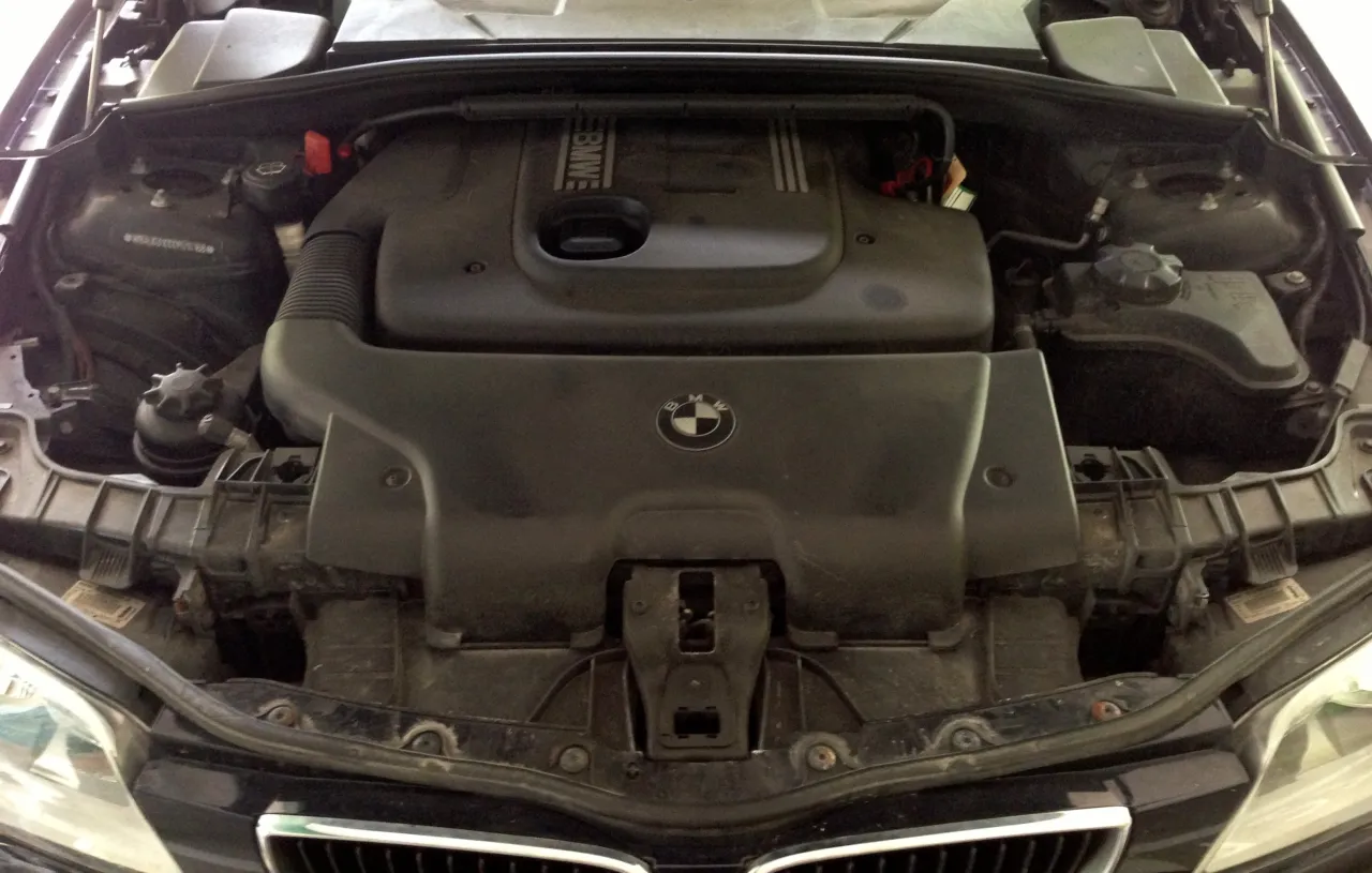 BMW E60 2.0d M47 engine bay