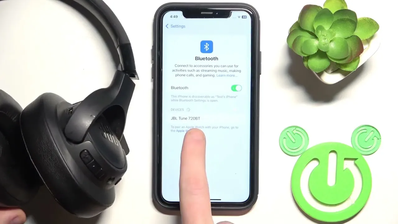 osoba przygotowująca słuchawki jbl do parowania
