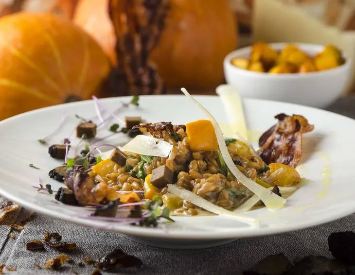 ger&ouml;stetes K&uuml;rbis und Karotten Gem&uuml;se auf einem Backblech