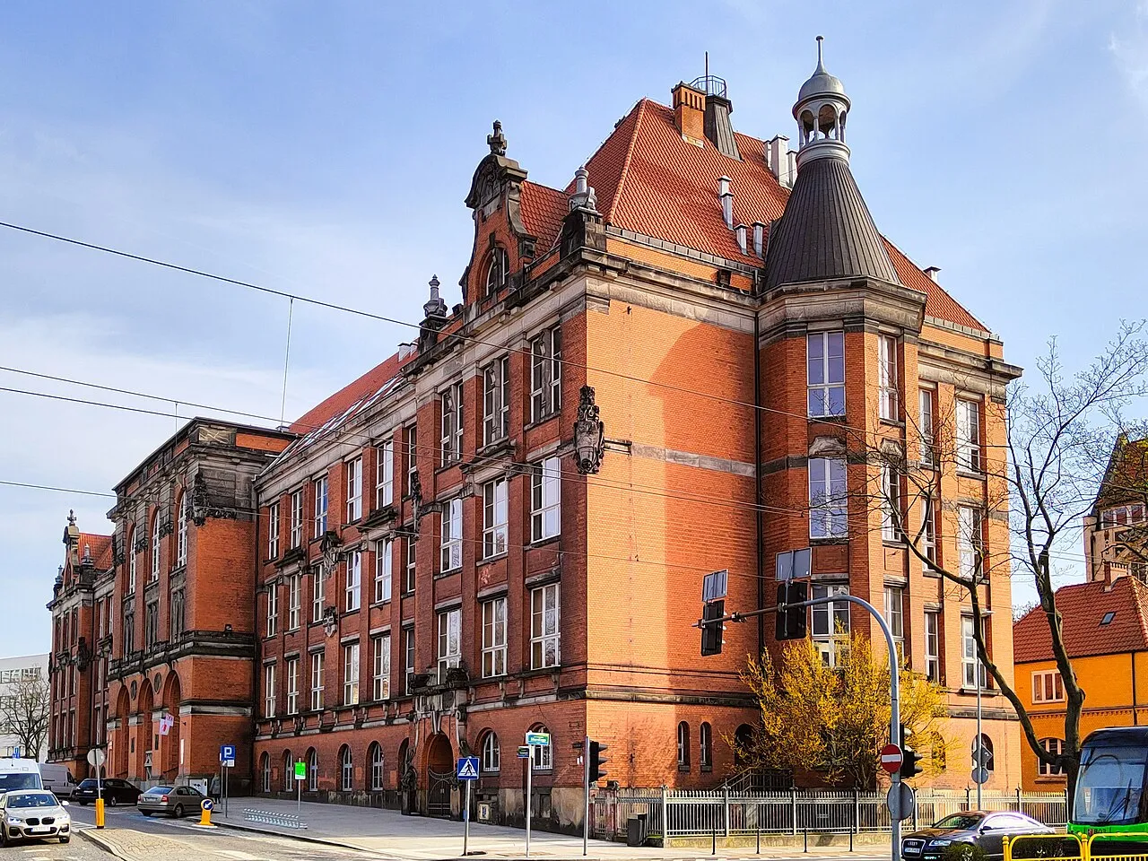 różne typy budynków użyteczności publicznej