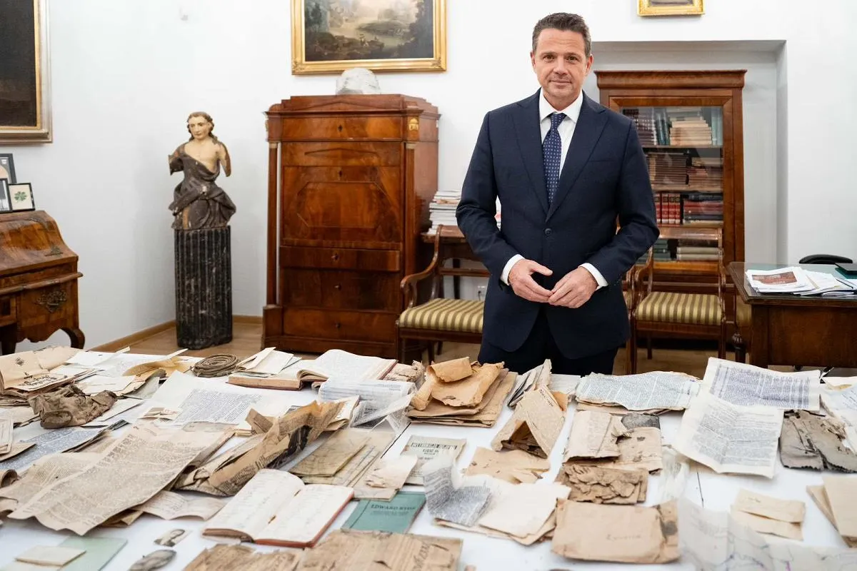 stare książki i manuskrypty na biurku badacza