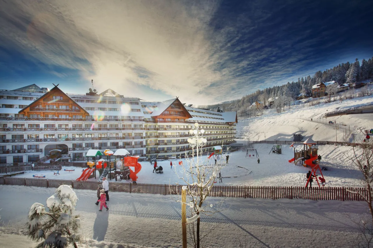 Hotel Gołębiewski Karpacz widok z zewnątrz zimą