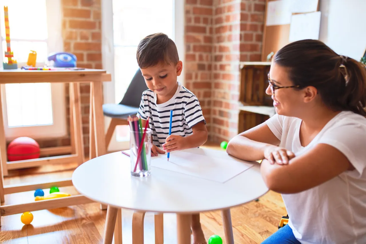 rodzic i dziecko bawią się terapią ręki
