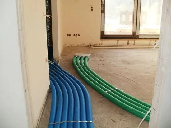 montaż rur wentylacyjnych pe flex w wylewce