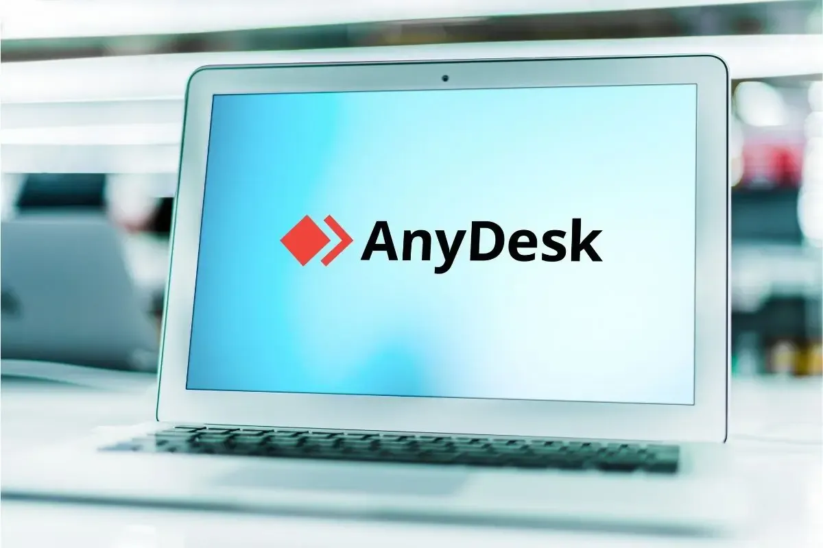 Laptop z logo AnyDesk. Dowiedz się, anydesk co to jest i jak działa zdalny pulpit.